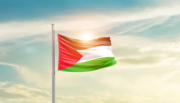 在阳光灿烂的天空中飘扬着巴勒斯坦国旗 — 图库照片