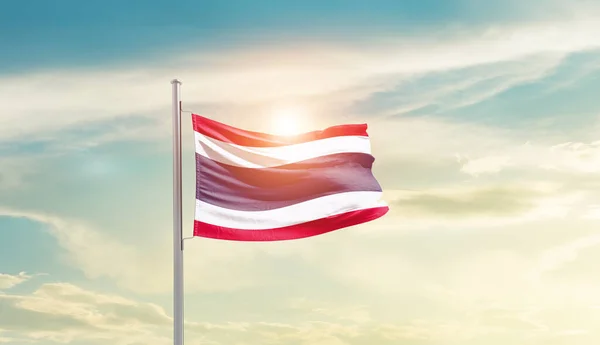 Thailand Zwaaiende Vlag Prachtige Hemel Met Zon — Stockfoto