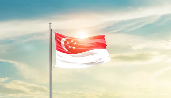 Сингапур Размахивает Флагом Красивом Небе Солнцем — стоковое фото