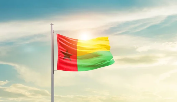 Guinea Bissau Viftar Flagga Vacker Himmel Med Sol — Stockfoto