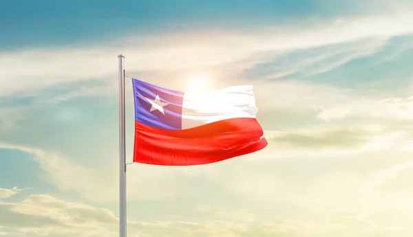 Şili Bayrağı Sallıyor Güneşli Güzel Gökyüzünde — Stok fotoğraf