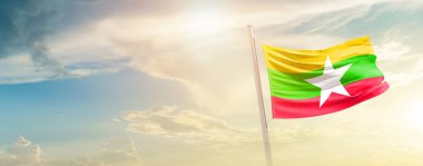 Myanmar güneşli güzel gökyüzünde bayrak sallıyor.