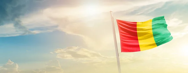 Гвінея Махає Прапором Прекрасному Небі Сонцем — стокове фото