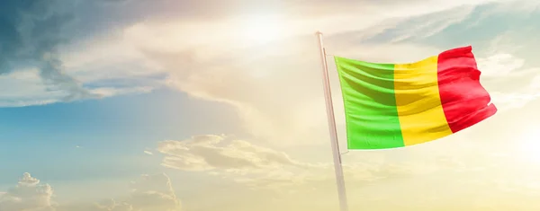 Maldiverna Viftar Flagga Vacker Himmel Med Sol — Stockfoto