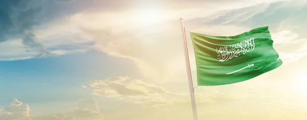 Arábia Saudita Acenando Bandeira Céu Bonito Com Sol — Fotografia de Stock