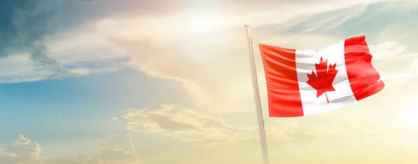 Canadá Ondeando Bandera Hermoso Cielo Con Sol —  Fotos de Stock