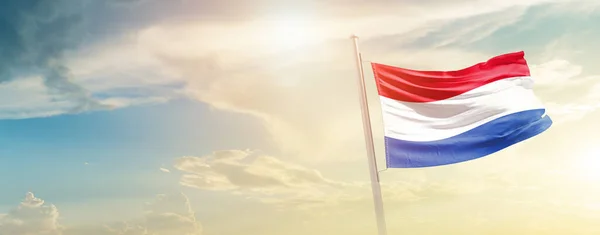 Nederländerna Viftar Flagga Vacker Himmel Med Sol — Stockfoto