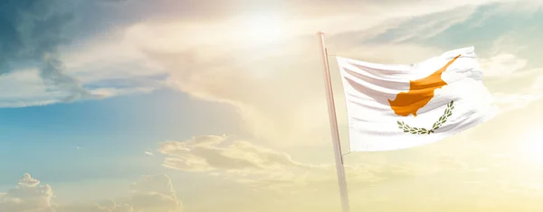 Zypern Schwenkt Flagge Schönen Himmel Mit Sonne — Stockfoto