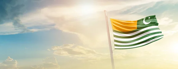 Kasjmir Zwaaiende Vlag Prachtige Hemel Met Zon — Stockfoto