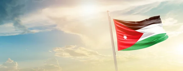 Jordânia Acenando Bandeira Céu Bonito Com Sol — Fotografia de Stock