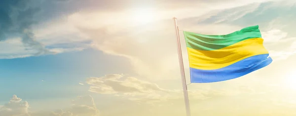 加蓬在阳光灿烂的天空中飘扬着国旗 — 图库照片