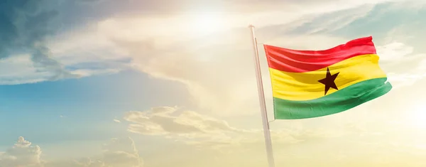 Ghána Zászlót Lengetve Gyönyörű Égen Napsütéssel — Stock Fotó