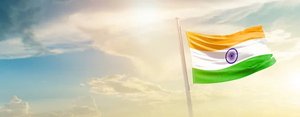 India Ondeando Bandera Hermoso Cielo Con Sol —  Fotos de Stock