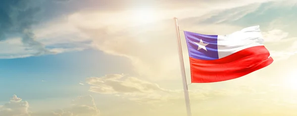 칠레가 태양으로 아름다운 하늘에서 깃발을 흔들며 — 스톡 사진