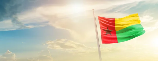 Gwinea Bissau Macha Flagą Pięknym Niebie Słońcem — Zdjęcie stockowe
