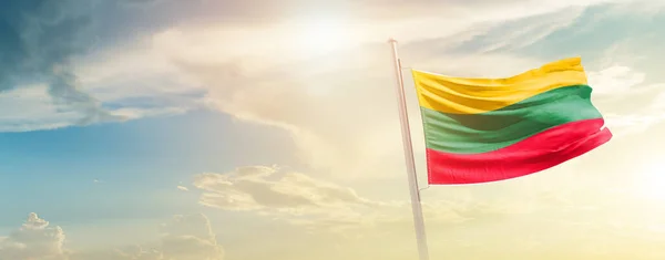 Lituânia Acenando Bandeira Céu Bonito Com Sol — Fotografia de Stock