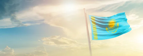 Kazakistan Güneşli Güzel Gökyüzünde Bayrak Sallıyor — Stok fotoğraf