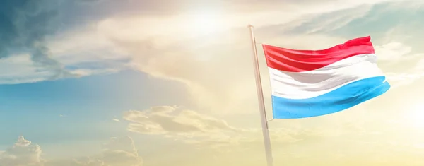 Luxemburg Zwaaiende Vlag Prachtige Lucht Met Zon — Stockfoto
