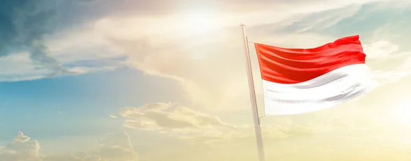 Индонезия Размахивает Флагом Красивом Небе Солнцем — стоковое фото