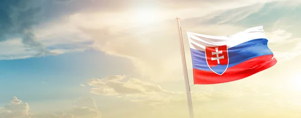 Slowakije Zwaaien Vlag Prachtige Hemel Met Zon — Stockfoto