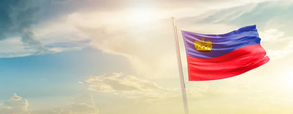 Liechtenstein Flutură Steagul Cerul Frumos Soare — Fotografie, imagine de stoc