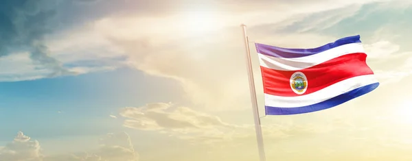 Costa Rica Viftar Flagga Vacker Himmel Med Sol — Stockfoto