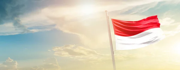 Monaco Melambaikan Bendera Langit Yang Indah Dengan Matahari — Stok Foto