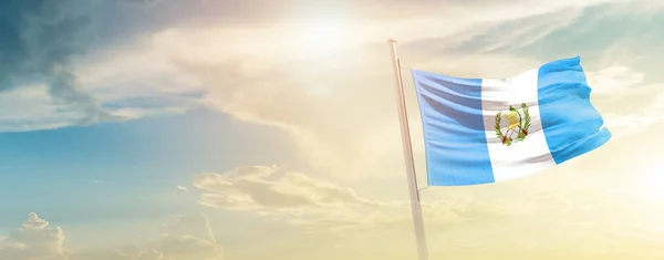 Guatemala Ondeando Bandera Hermoso Cielo Con Sol —  Fotos de Stock