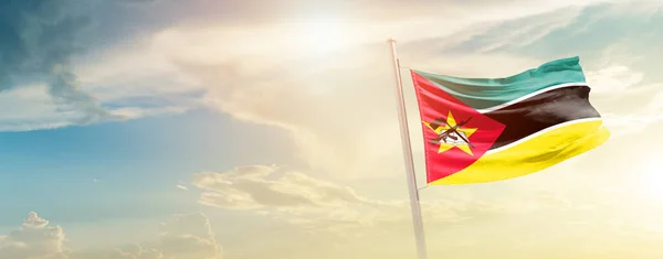 Mozambique Ondeando Bandera Hermoso Cielo Con Sol — Foto de Stock