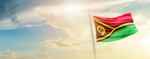 瓦努阿图在阳光灿烂的天空中飘扬着国旗 — 图库照片