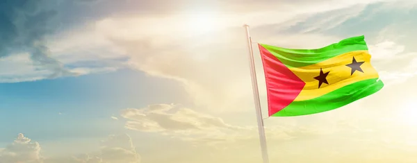 Sao Tome Principe Lengető Zászló Gyönyörű Égen Nap — Stock Fotó
