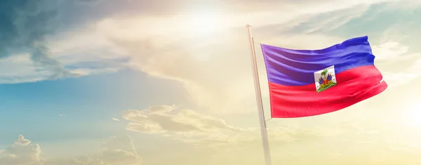 Гаити Размахивая Флагом Красивом Небе Солнцем — стоковое фото
