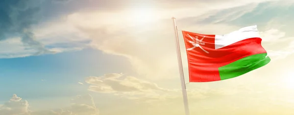 Omã Acenando Bandeira Céu Bonito Com Sol — Fotografia de Stock