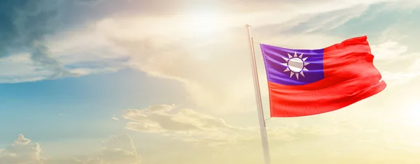 Taiwan Zwaaiende Vlag Prachtige Hemel Met Zon — Stockfoto