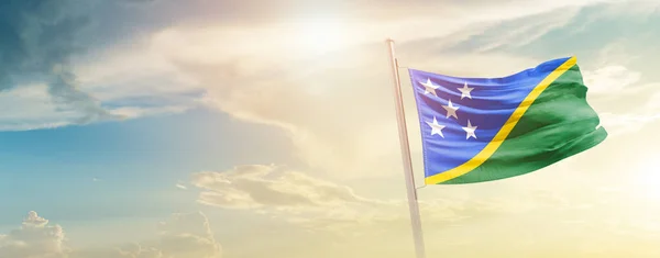所罗门群岛在阳光灿烂的天空中飘扬着国旗 — 图库照片