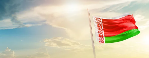Беларусь Размахивает Флагом Красивом Небе Солнцем — стоковое фото