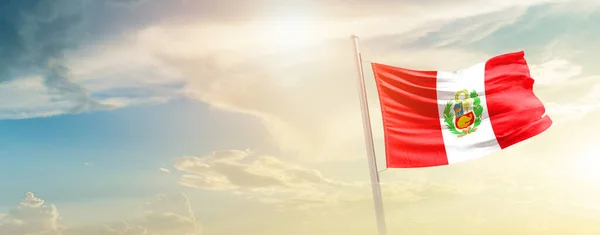 Perú Ondeando Bandera Hermoso Cielo Con Sol —  Fotos de Stock