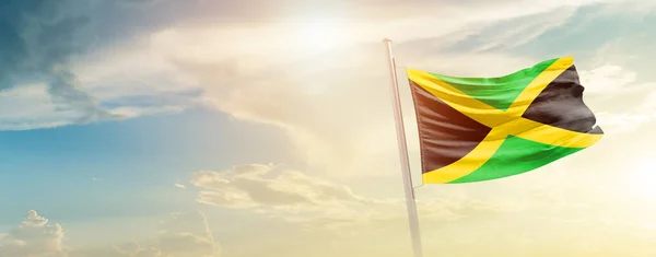 牙买加在阳光灿烂的天空中飘扬着国旗 — 图库照片