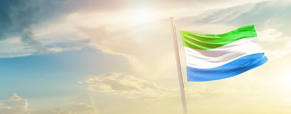Sierra Leone Sventola Bandiera Nel Bel Cielo Con Sole — Foto Stock