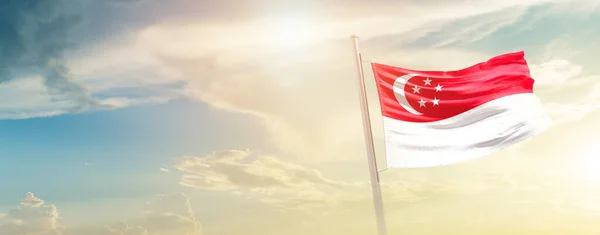 Singapore Viftar Flagga Vacker Himmel Med Sol — Stockfoto