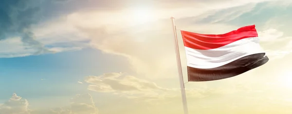 Jemen Viftar Flagga Vacker Himmel Med Sol — Stockfoto