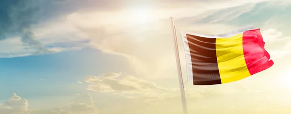 比利时在阳光灿烂的天空中飘扬着国旗 — 图库照片
