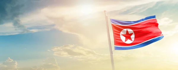 Nordkorea Viftar Flagga Vacker Himmel Med Sol — Stockfoto