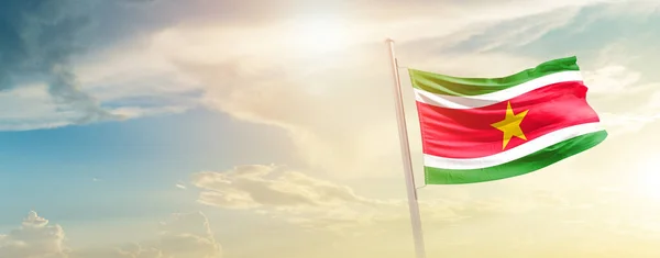 Suriname Acenando Bandeira Céu Bonito Com Sol — Fotografia de Stock