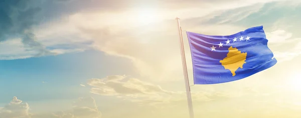 Koszovó Zászlót Lengetve Gyönyörű Égen Nappal — Stock Fotó