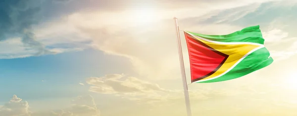 Гайана Размахивает Флагом Красивом Небе Солнцем — стоковое фото