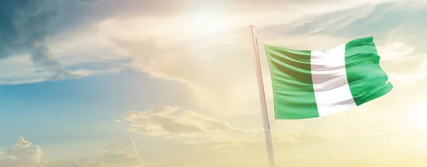 Nigeria Zwaaiende Vlag Prachtige Lucht Met Zon — Stockfoto