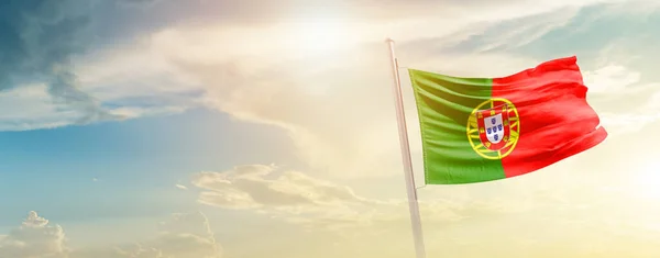Portugalia Macha Flagą Pięknym Niebie Słońcem — Zdjęcie stockowe
