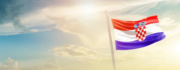 크로아티아 양으로 아름다운 깃발을 흔들고 — 스톡 사진