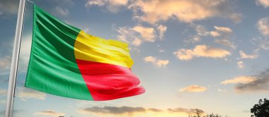 Benin dalgalanan bayrak güzel gökyüzünde bulutlarla